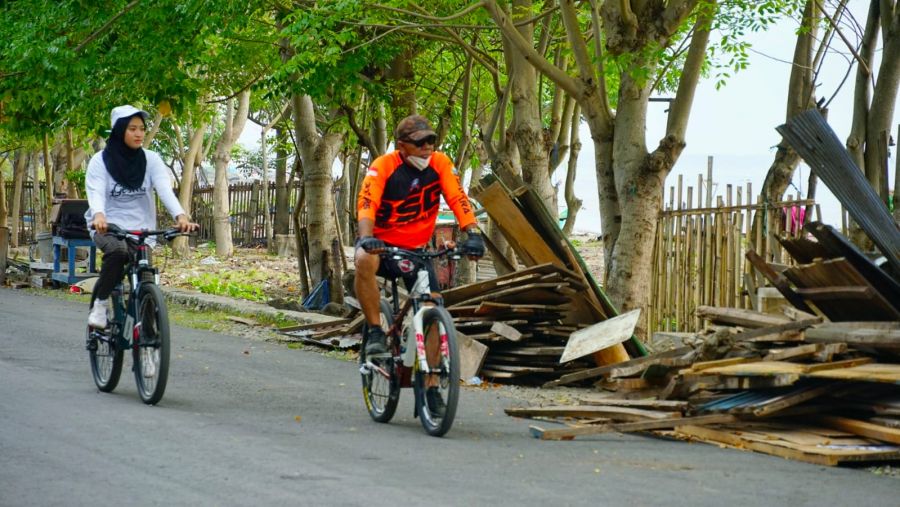 Naik Sepeda, Bupati Bulukumba Sapa Warga di Pantai Merpati