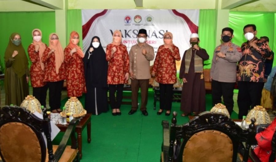 Naoemi Octarina Dampingi Nadiah Zainuddin Amali Hadiri Vaksinasi Untuk Negeri