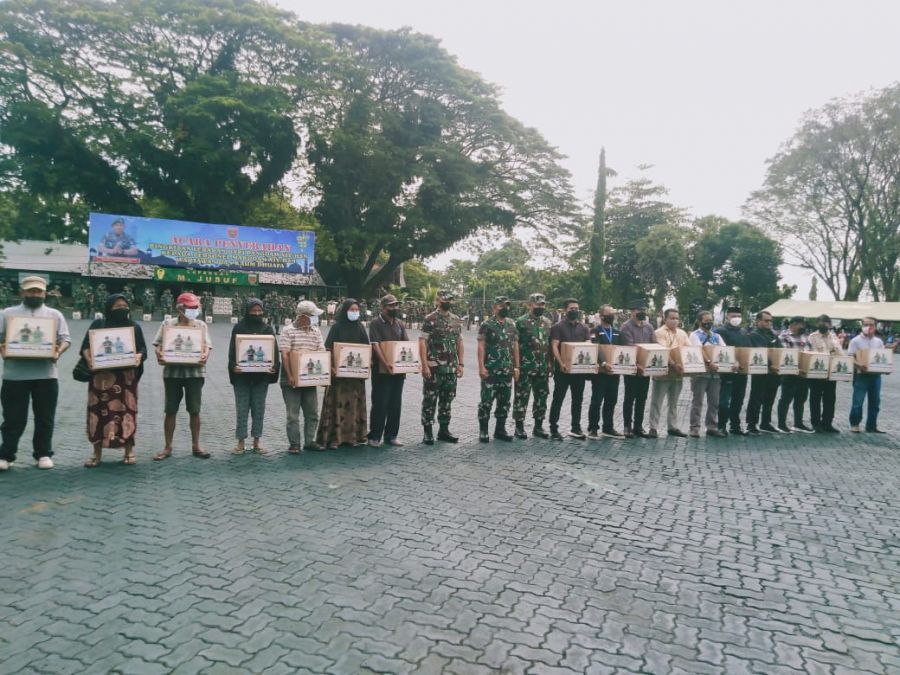 Pangdam XIV Hasanuddin Serahkan 1.500 Paket Lebaran Bagi Personel Makodam XIV Hasanuddin