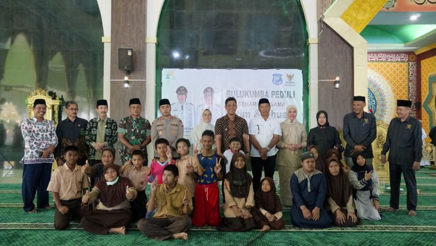 Peduli! Bupati Andi Utta Serahkan Santunan kepada Anak Yatim dan Dhuafa
