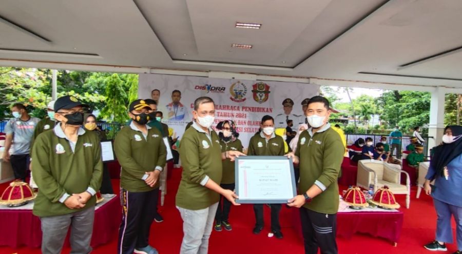 Peduli Pengembangan Olahraga, Bupati Wajo Dapat Apresiasi Kepala Dispora Sulsel