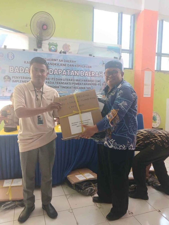 Pemda Pangkep Serahkan SPPT PBB-P2 kepada Desa Mattiro Deceng