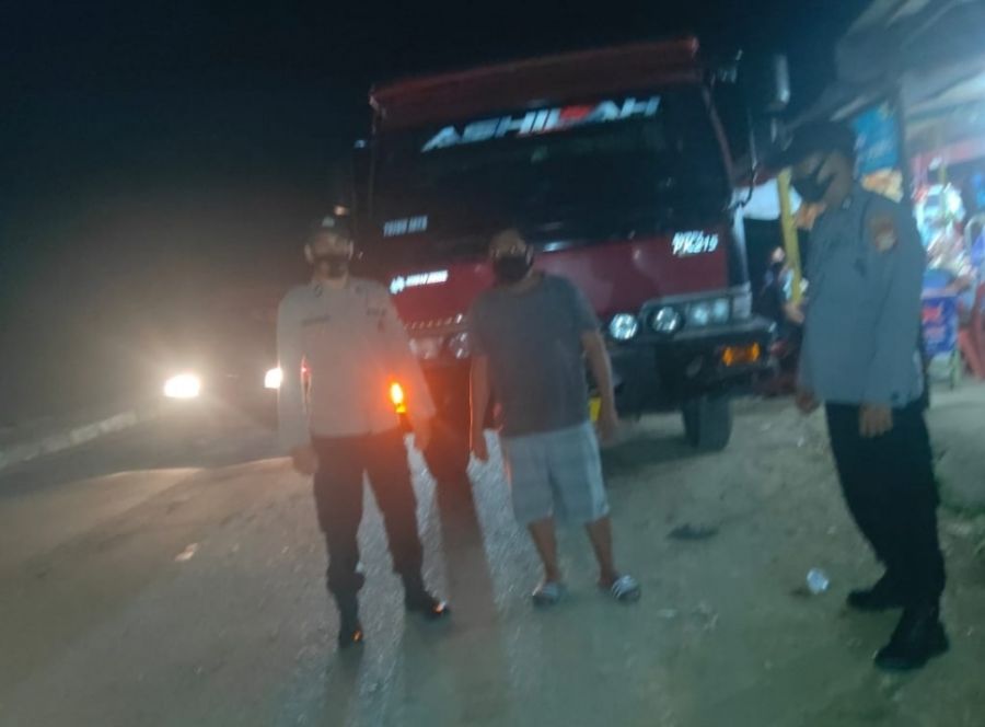 Personil Polsek Marang Patroli Blue Light Cegah Truk Parkir Sembarangan