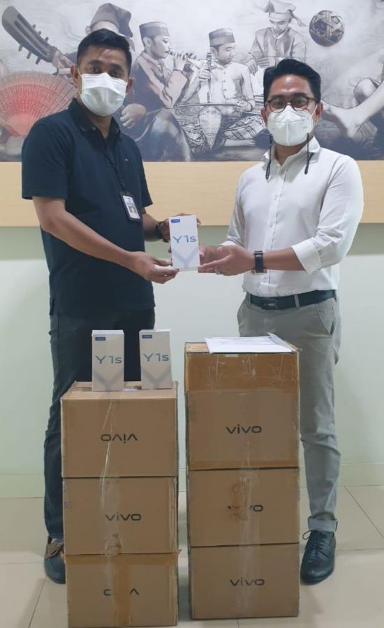 PLT Disdik Sulsel Beri Bantuan Handphone Siswa Berprestasi Yang Kurang Mampu
