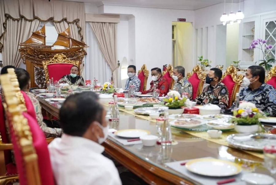 PLT Gubernur Sulsel Memberikan Bantuan 200 M Ke Kabupaten Dan Kota