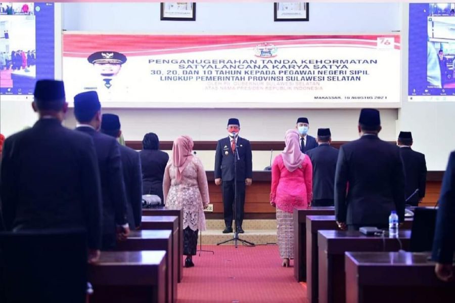 PLT Gubernur Sulsel Serahkan Tanda Kehormatan PNS Lingkup Pemprov