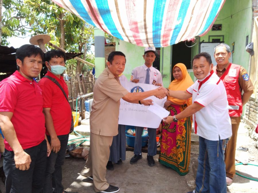 PMI Bersama PMR SMAN 9 Bulukumba Menyerahkan Bantuan Korban Kebakaran