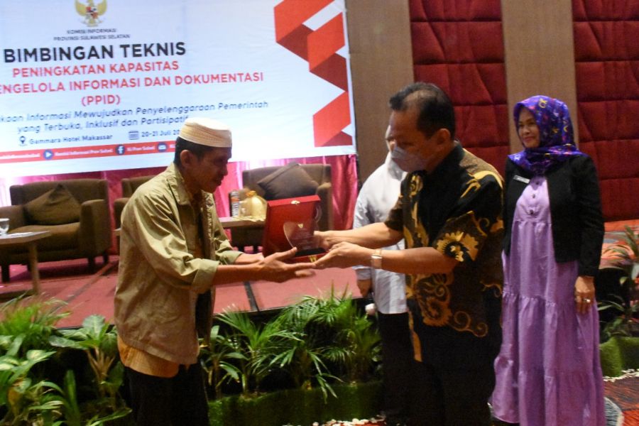 PPID Dinas PMD Luwu Utara Dinobatkan sebagai Peserta Terbaik Bimtek PPID Tingkat Provinsi
