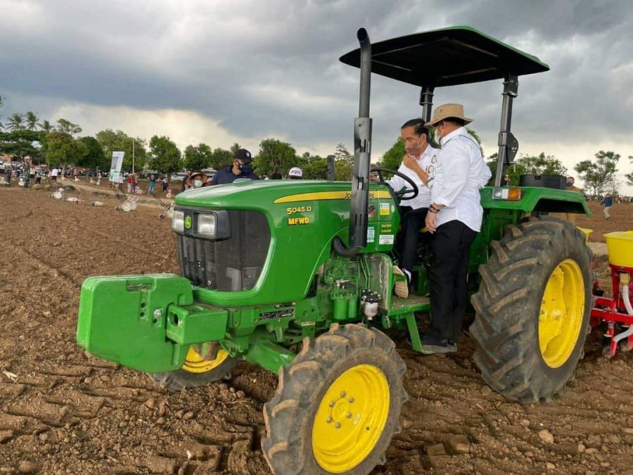 Presiden Jokowi Tanam Jagung Pakai Traktor di Jeneponto