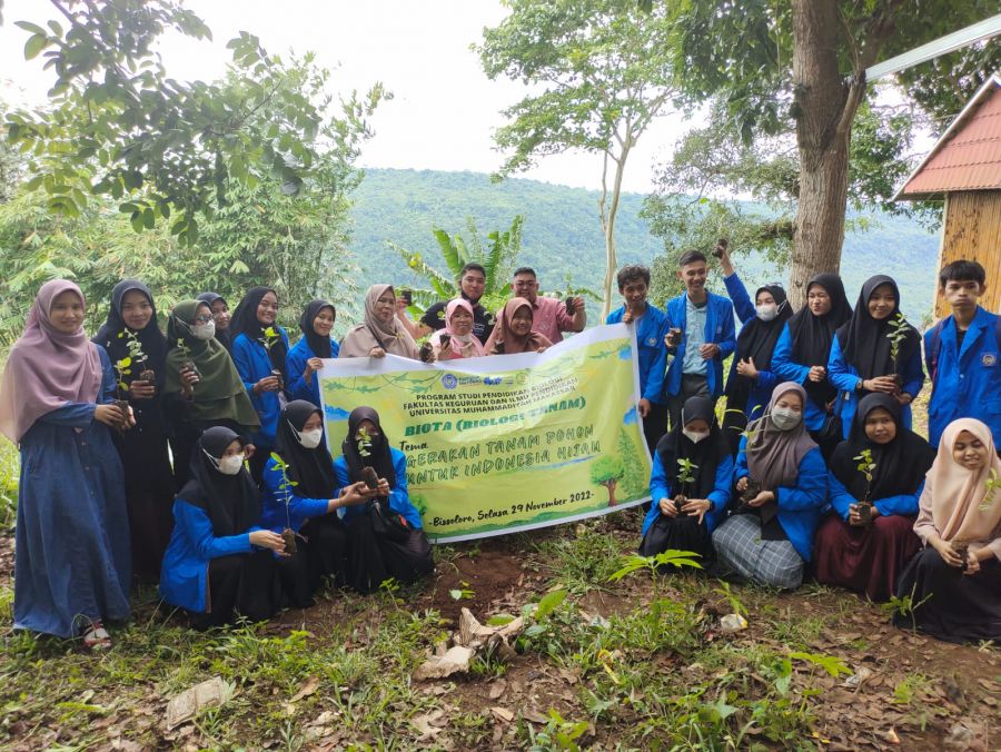 Prodi Pendidikan Biologi Unismuh Makassar Ajak Masyarakat Ibadah dengan Tanam Pohon