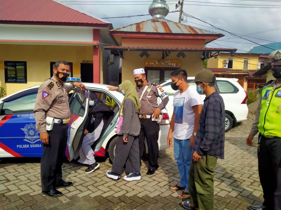 Quick Respon Unit Lantas Polsek Somba Opu Gowa Antar Warga Ikut Vaksin Ke Klinik Menggunakan Mobil