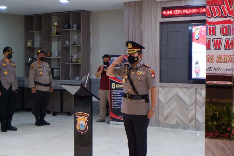 Resmi, Kapolda Sulsel Pimpin Acara Penyerahan Jabatan Kabid Humas Polda Sulsel