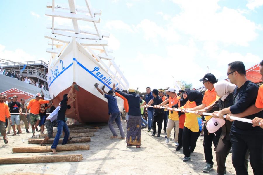 Ritual Songkabala, Annyorong Lopi dan Tanam Bitti Awali Festival Pinisi