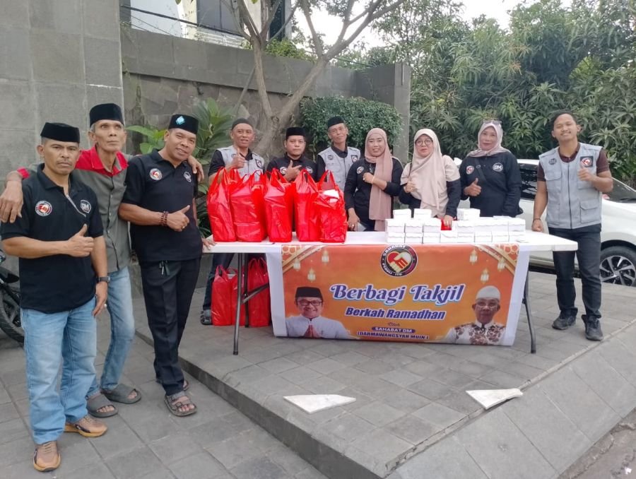 Sahabat DM Bagikan Takjil Berkah Ramadan untuk Masyarakat
