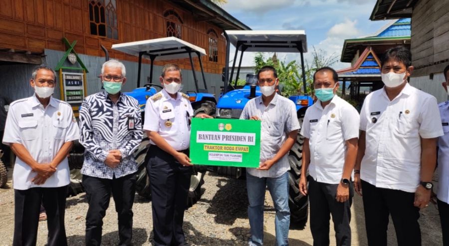 Serahkan Traktor Kepada Kelompok Tani, Bupati Wajo Sampaikan Terima Kasih ke Jokowi