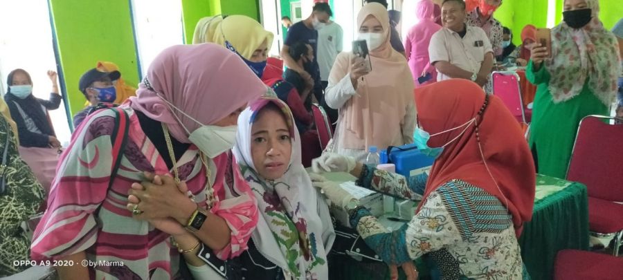 Sudahmi Tawwa Di Vaksin Kades Anrihua Andi Iriani Philip
