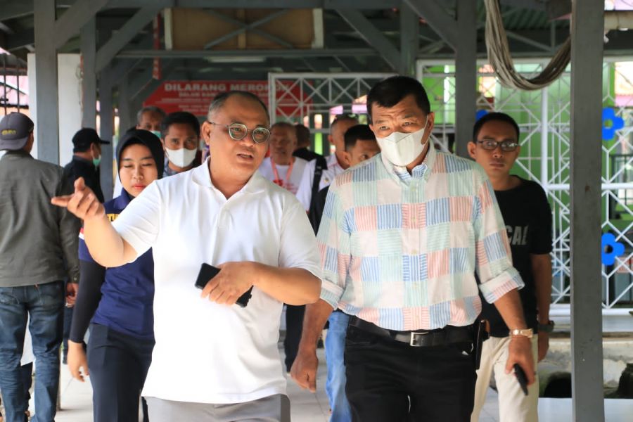 Tak Kenal Lelah, Bupati Andi Utta Kunjungi Warganya yang Terbaring Sakit di RS