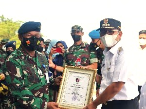 Tanda Penghargaan, Danny Terima Penyematan Brevet Survival dari Pangkoopsau II