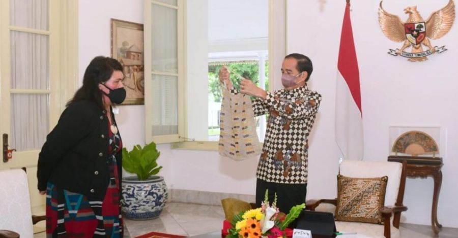Terima Kunjungan Menlu Selandia Baru, Presiden Hadiahkan Tas Noken Papua