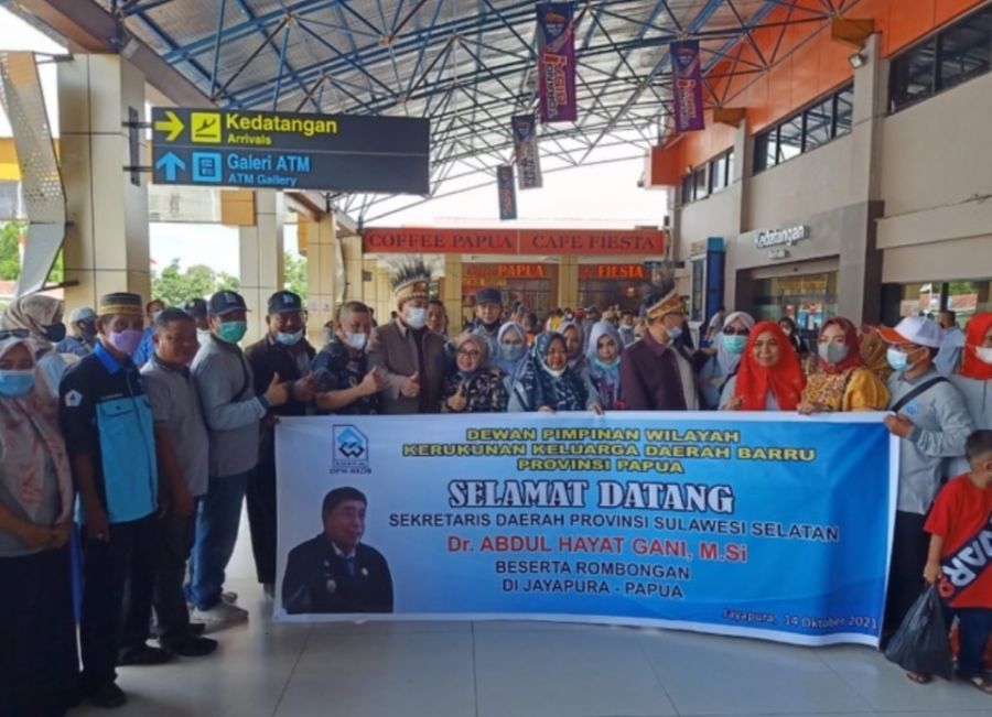 Tiba di Bandara Internasional Sentani Jayapura, Abdul Hayat Disambut KKDB