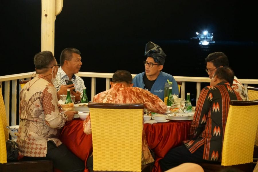 Tiba di Bira, Sandiaga Uno Nikmati Pesona Golden Sunset