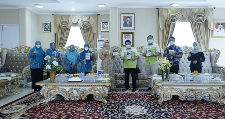 TP PKK Pangkep Bagikan Susu Formula Untuk Upaya Menurunkan Stunting