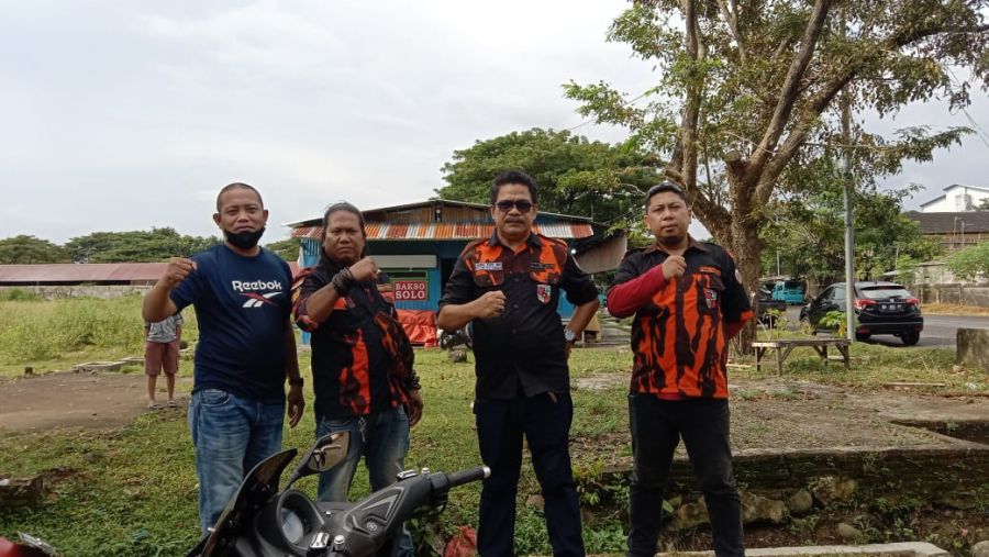 Usai Kerja Bakti, PP Kecamatan Biringkanaya Bagi-bagi Takjil di Jalanan