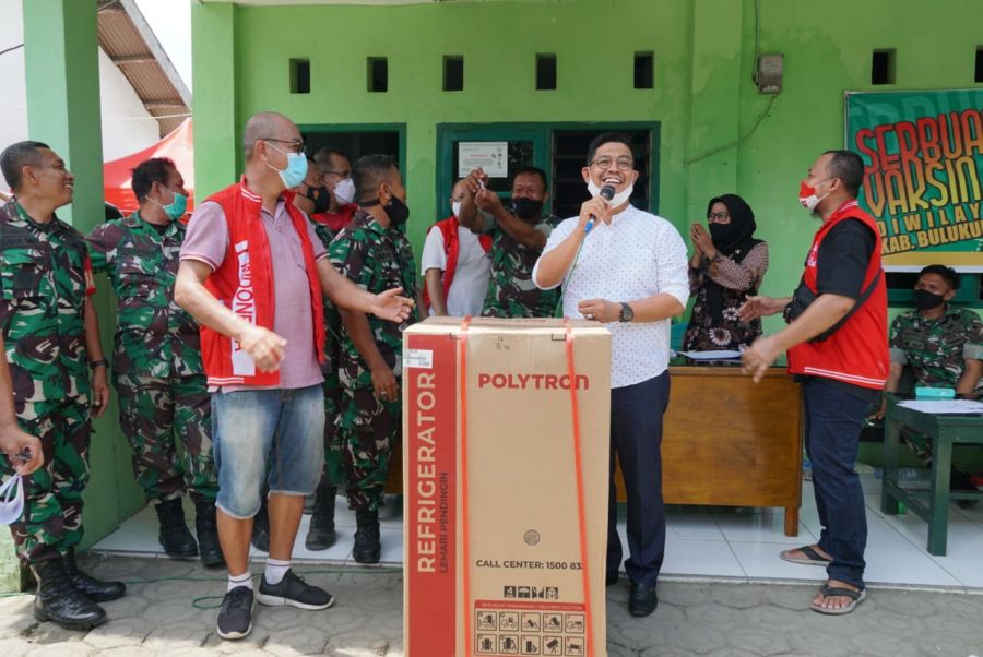 Wabup Edy Manaf Serahkan Hadiah Undian Serbuan Vaksin