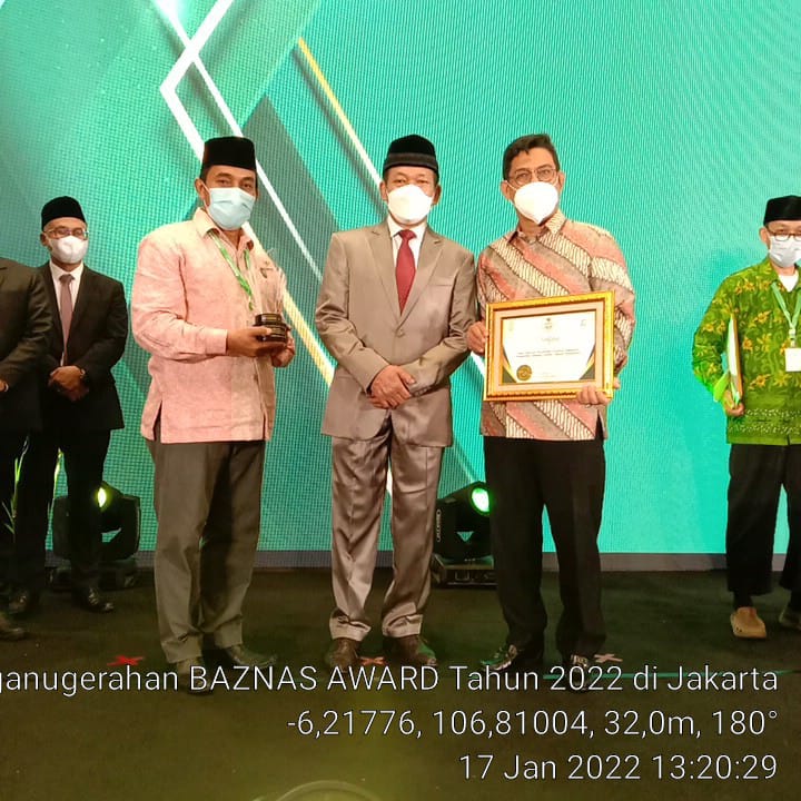 Wabup Edy Manaf Terima Baznas Award