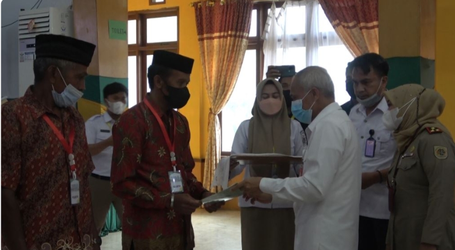 Wakil Bupati Pangkep Serahkan Sertifikat Tanah Gratis