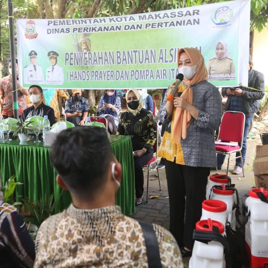 Wakil Wali Kota Fatmawati Menyerahkan Bantuan Alsintan Kepada Kelompok Tani