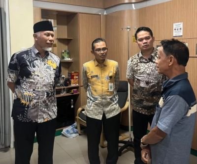 Mahyeldi Jenguk Ketua MUI Sumbar Korban Kebakaran KMP Batumandi di Cilegon