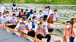 Naik Perahu Naga, Presiden Jokowi Resmikan Bendungan Ladongi di Kolaka Timur