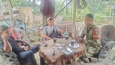Secangkir Kopi Hitam Jadi Jembatan Komunikasi Babinsa 03/Tpl dengan Warga Rumbai Kaya