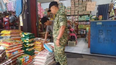 Serka Efison Kunjungi Warung Sembako Warga, Pastikan Ketersediaan Stabilitas Harga
