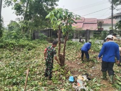Tanamkan Kepedulian Lingkungan Sejak Dini, Babinsa Sukamaju Ajak Pramuka dan Warga Bergotong Royong