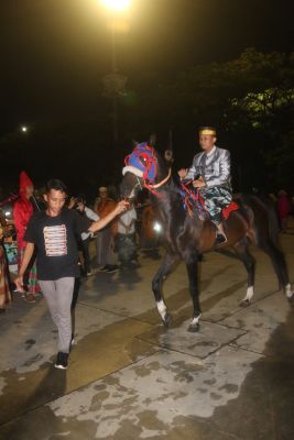 Viral! Camat Tallo Hadirkan Antraksi Kuda yang di Tunggangi Wanita Cantik HUT ke 415 Kota Makassar