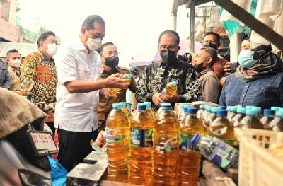 Wali Kota Danny Dampingi Mendag Tinjau Harga Minyak Goreng di Pasar Terong
